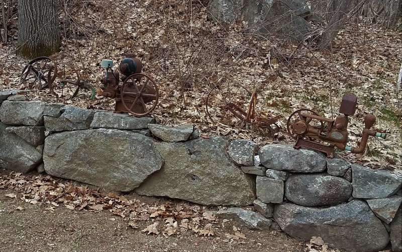 Scaled image junk_on_ledge.jpg 